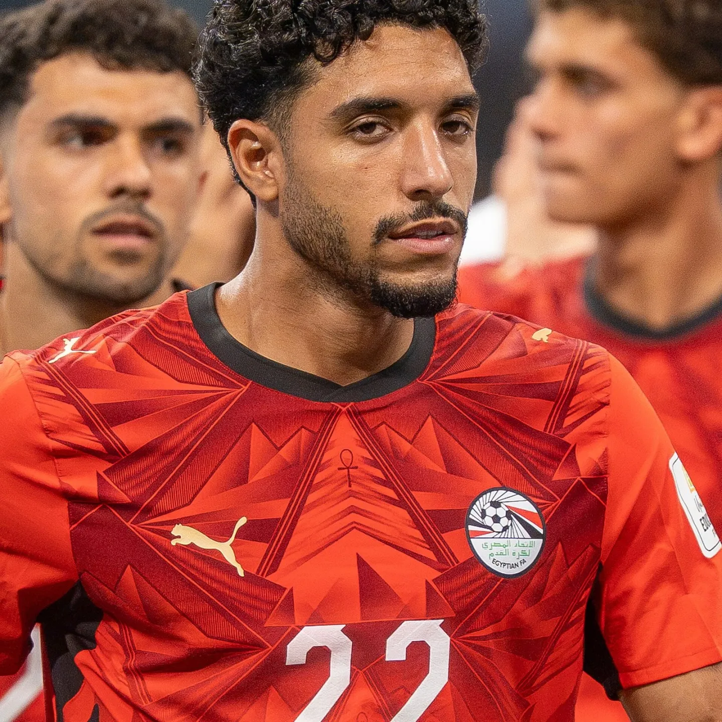 عمر مرموش بقميص مصر الأحمر، رقم 22، وخلفه زملاؤه.